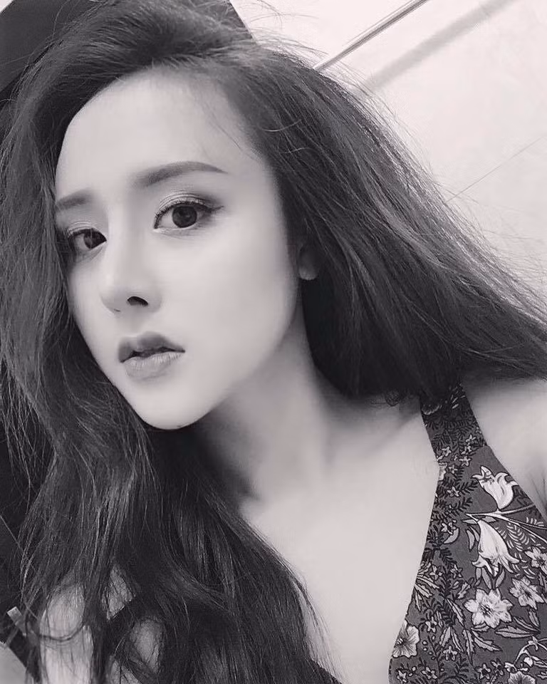 Khánh Huyền tâm sự thêm rằng, ngay từ hồi học cấp 2, cô bạn sinh năm 1998 đã rất béo, nhưng vì chiều cao khiêm tốn nên trông càng béo. Cũng chính sở hữu người to quá khổ, nên Huyền rất khó trong việc mặc đồ và thường phải chọn hàng big size để mặc.