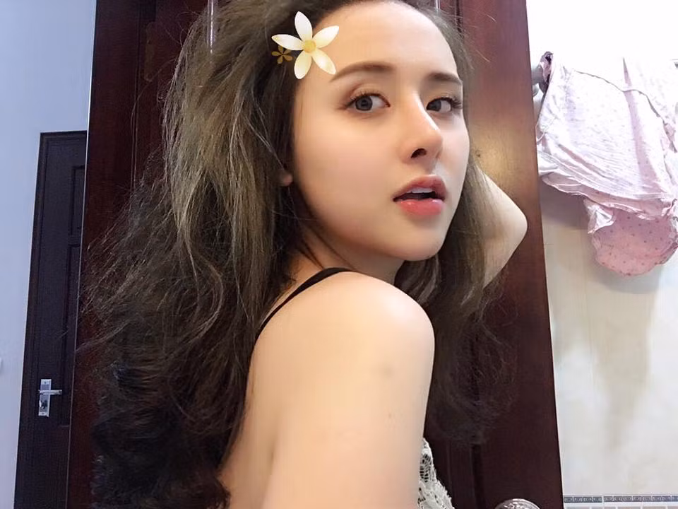 Cũng theo chia sẻ của Khánh Huyền, tất cả các can thiệp thẩm mỹ của cô đều không được ai trong gia đình ủng hộ. Vì thế Huyền lẳng lặng tự đi làm một mình.