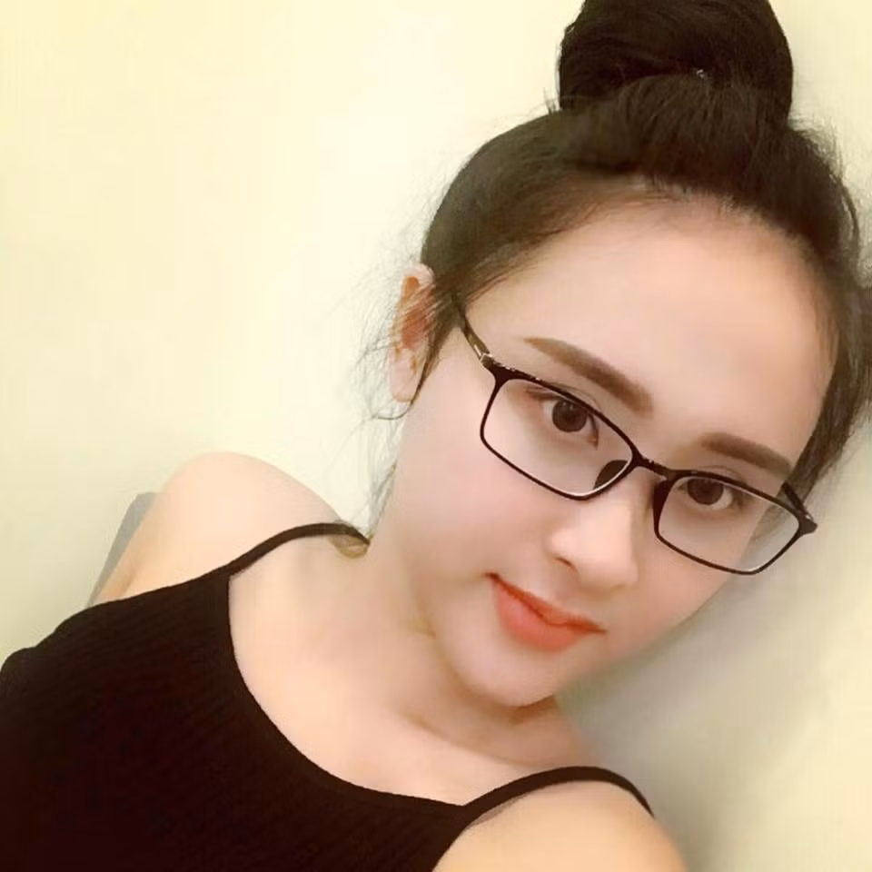 Không nản chí và vì mục tiêu "đẹp hơn những đứa mình ghét", Khánh Huyền lại sống trong những ngày tháng trường kì với chế độ ăn uống, tập luyện khá nghiêm ngặt của mình. Bên cạnh việc xuống cân, nữ sinh trường ĐH Luật cũng có một quyết định đầy táo bạo vào cuối năm 2016 khi cô bắt đầu nhờ tới "dao kéo" để tăng vẻ đẹp khuôn mặt của mình.