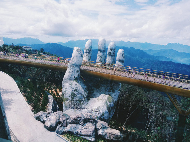 Ở một góc nhìn khác, một dân mạng đã đưa ra ý kiến rằng: ""Các bức ảnh và clip chuyên nghiệp trên mạng đều đã qua chỉnh màu nhìn xanh hơn, sáng hơn - độ tương phản cao - màu sắc rực rỡ hoặc nóng, lạnh tùy mục đích. Khi nhìn ngoài đời sẽ khác, cũng tùy thời tiết và mùa - ánh nắng mà khi nhìn bằng mắt thường lại sẽ có cái đẹp riêng. Thứ hai nữa là lúc bạn này chụp quá đông, chụp không chuyên, góc không đẹp".