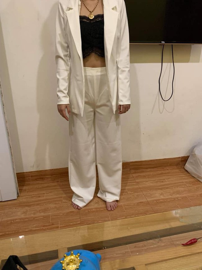 Thế nhưng, đời cũng chẳng như là mơ, sau khi tìm được cô vợ trẻ tìm được bộ đồ như ý với bộ vest ưng ý, trắng tinh tươm như một thiên thần, lại cắt cúp sexy sang chảnh, mặc lên người nhìn chân như 3 mét bẻ đôi.