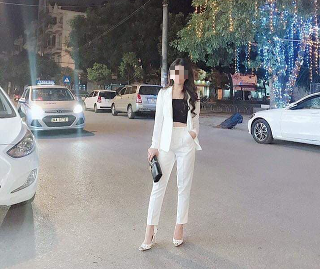 Không nằm ngoài "tâm bão" shopping đón Tết, một chị gái cũng hớn hở lùng sục trên mạng những địa chỉ bán đồ thật xinh, hi vọng tậu được bộ cánh ngon mặc đầu năm mới.