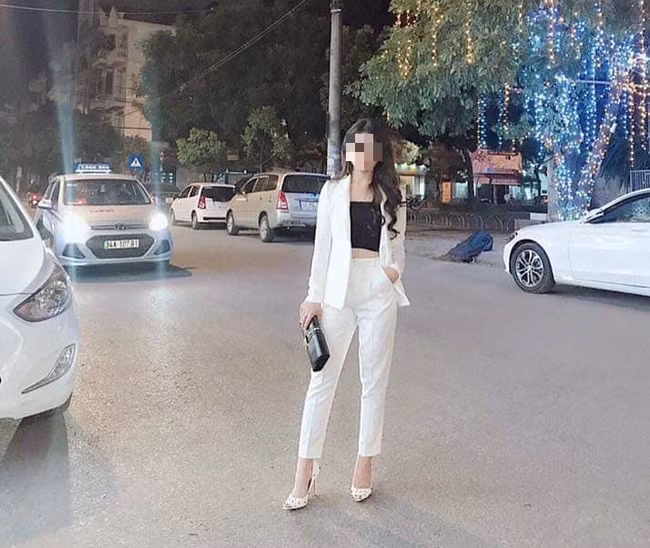 Không nằm ngoài "tâm bão" shopping đón Tết, một chị gái cũng hớn hở lùng sục trên mạng những địa chỉ bán đồ thật xinh, hi vọng tậu được bộ cánh ngon mặc đầu năm mới.