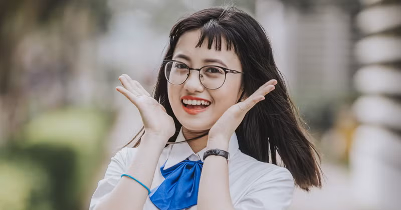 Với đề tài của bộ phim "Có nắng có gió ấy là ngày tươi đẹp" mang tính học đường thì những gì Thúy Quỳnh đã trải qua trên ghế nhà trường có được bạn mang vào bộ phim không? và nó có giúp bạn ôn lại những kỷ niệm của thời "nhất quỷ nhì ma, thứ ba học trò"?. "Chị Ong Vàng" Thúy Quỳnh cho biết: "Bản thân Quỳnh đi làm rất sớm, từ cấp 2 nên cũng hơi thiếu thốn kỉ niệm đi chơi, tụ tập bạn bè. Nên việc đóng những bộ phim học đường sẽ phần nào lấp đầy những khoảng trống đó. Và lúc đấy Quỳnh được sống hết mình, quậy hết cỡ.