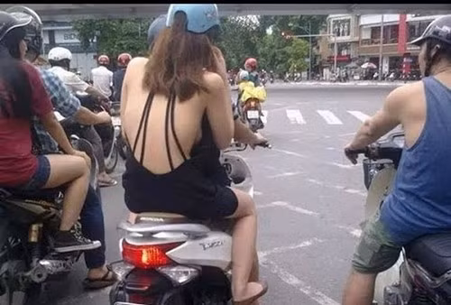 Việc khoe lưng trần ra đường là điều không quá khó để kiếm ra trong những ngày hè nóng bức.