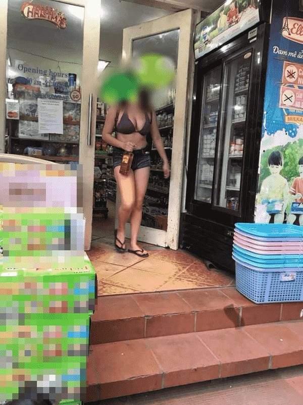 Khi đi ra đường, vì thời tiết quá nóng nực, nên nhiều bạn gái đã không ngần ngại mặc chiếc váy 2 dây hở nguyên tấm lưng to bản.