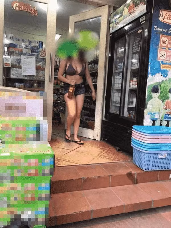 Khi đi ra đường, vì thời tiết quá nóng nực, nên nhiều bạn gái đã không ngần ngại mặc chiếc váy 2 dây hở nguyên tấm lưng to bản.