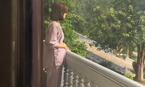 Khanh Ly tieu tuy sau bien co tinh cam voi Mac Hong Quan-Hinh-2