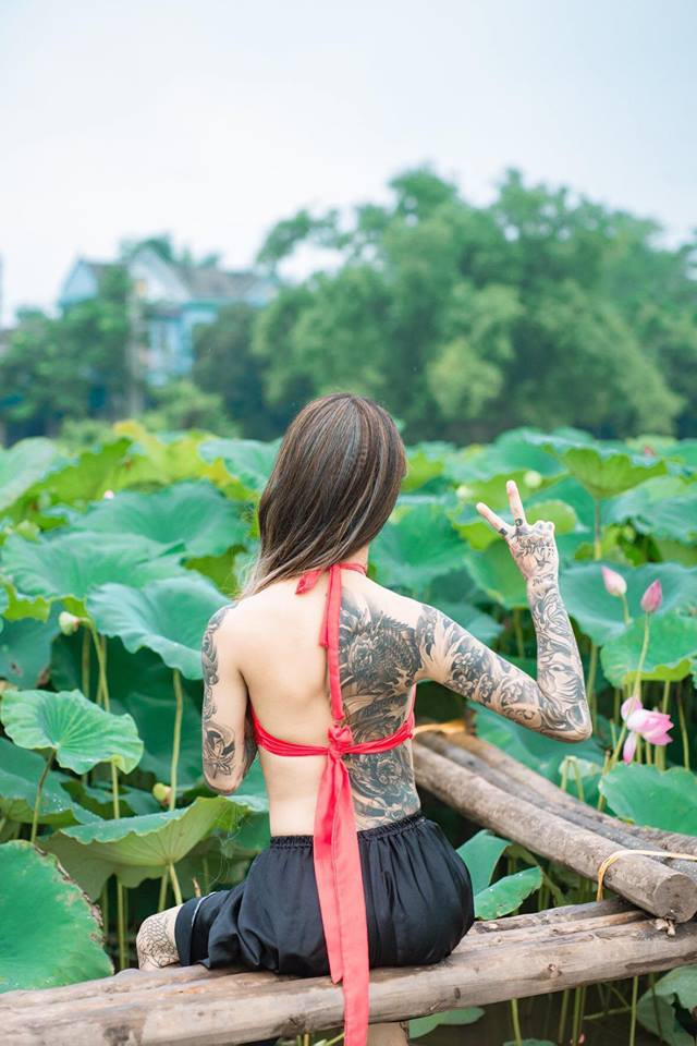 Tạo hình vô cùng xì-tin của chàng trai xăm trổ khoe lưng trần bên ao sen,