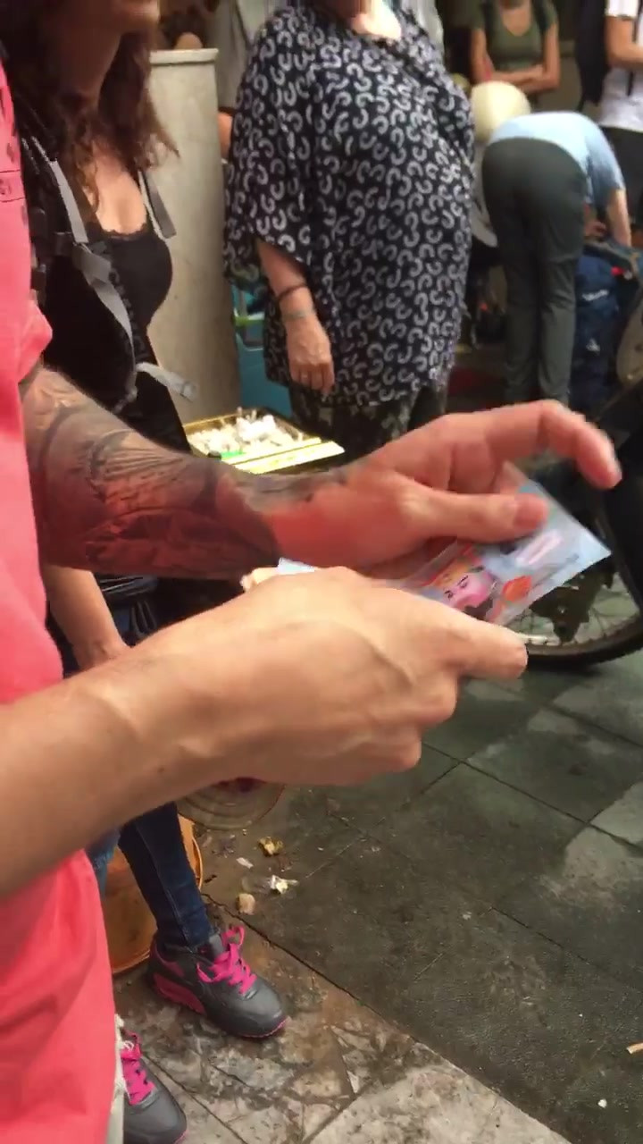 Câu chuyện sẽ chẳng nhiều người biết đến khi sáng ngày 17/7 chính hai vị khách Tây du lịch này mang số tiền trên đi để trả taxi. Thậm chí, anh taxi còn không rõ đây là tiền âm phủ, hỏi người khác đây là tiền gì, đổi tỉ giá bao nhiêu.