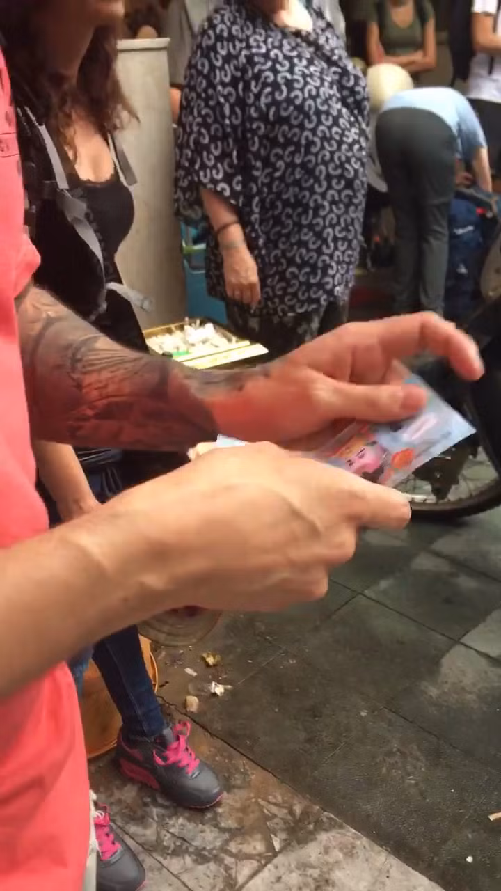 Câu chuyện sẽ chẳng nhiều người biết đến khi sáng ngày 17/7 chính hai vị khách Tây du lịch này mang số tiền trên đi để trả taxi. Thậm chí, anh taxi còn không rõ đây là tiền âm phủ, hỏi người khác đây là tiền gì, đổi tỉ giá bao nhiêu.