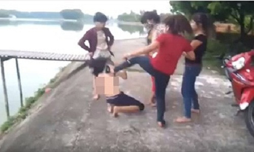 Dieu tra vu nu sinh bi lot do bat nhay xuong ho