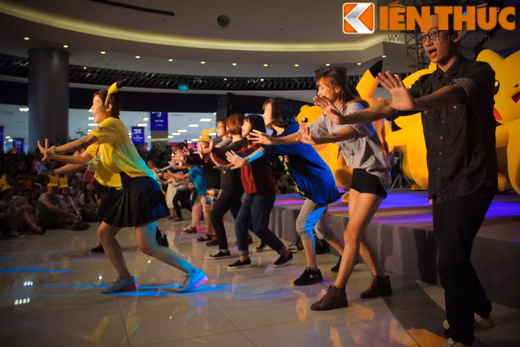 Các bạn trẻ Hà thành hòa nhịp vào điệu nhảy sôi động cùng đoàn binh Pikachu.