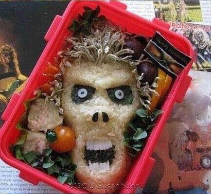 Theo chia sẻ của nickname Minh Anh: "Chỉ cần mở nắp ra thôi là muốn đóng ngay lại giật mình thon thót. Tuy nhiên chúng khá có đầu tư của tác giả".