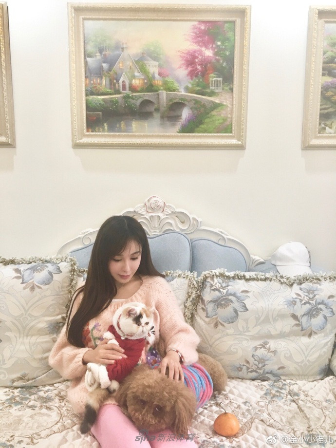 Hòa chung vào không khí World Cup 2018, Miêu Nhi không ngần ngại hở bạo, đốt nóng khu vực khán đài với bộ đồ cổ vũ thiếu vải của mình.