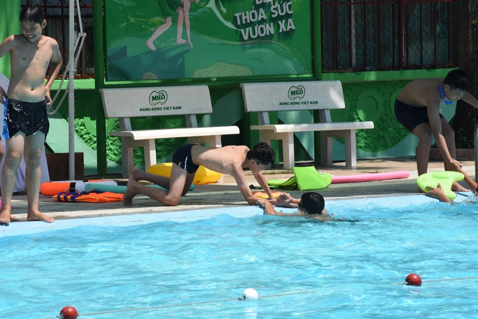 Dùng phao và hướng dẫn người gặp nạn vào bờ một cách an toàn cũng là kỹ năng được các HLV truyền tải trong buổi lễ phát động "Trẻ em toàn quốc học bơi an toàn, phòng, chống đuối nước 2018".