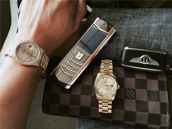 Bên cạnh siêu xe, Quang Dũng cũng sở hữu rất nhiều ví, điện thoại và trang sức đắt tiền.