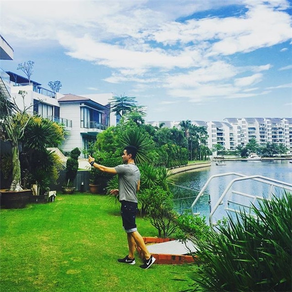 Denis Đỗ có bộ sưu tập đồng hồ tiền tỉ, với những nhãn hiệu yêu thích như Richard Mille, Patek Phillipe Nautillus. Chưa hết, anh còn thường xuyên đi du lịch trên phi cơ riêng và chơi thân với hội bạn gồm những thiếu gia, tiểu thư nhà giàu ở các nước lân cận như Singapore, Trung Quốc, Hồng Kông.