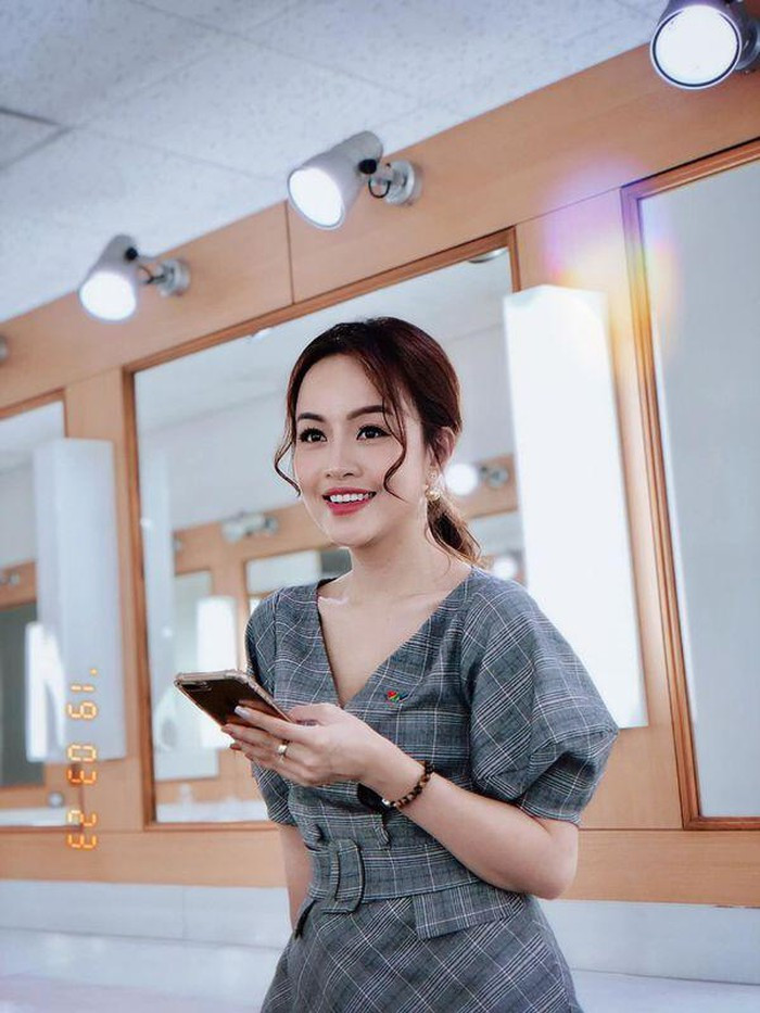 Được biết, nữ MC có tên là Đoàn Minh Hằng, là một người dẫn chương trình khá có thâm niên của Đài truyền hình Việt Nam khi thường xuyên xuất hiện trên các chương trình "đinh" của kênh dành cho giới trẻ VTV6. Cô từng tốt nghiệp ngành Quan hệ quốc tế của Học viện Ngoại giao.