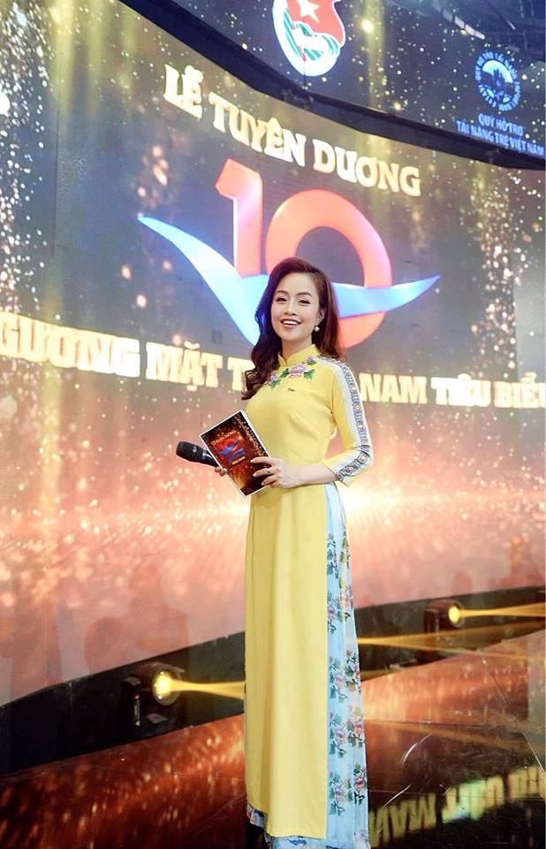 Cụ thể, nickname P.Đ bình luận: "Các cụ bớt khó đi 1 chút, đừng sân si quá trong lời ăn tiếng nói. Mình hiểu Minh Hằng chỉ muốn tăng phần thân thiết để khách mời đỡ căng thẳng thôi. Như các bạn biết rồi đấy, lên sóng truyền hình là điều khiến nhiều người cảm thấy tự tin và lúc này chính MC là người khiến các vị khách "giãn cơ mặt" bằng sự thân mật của mình".