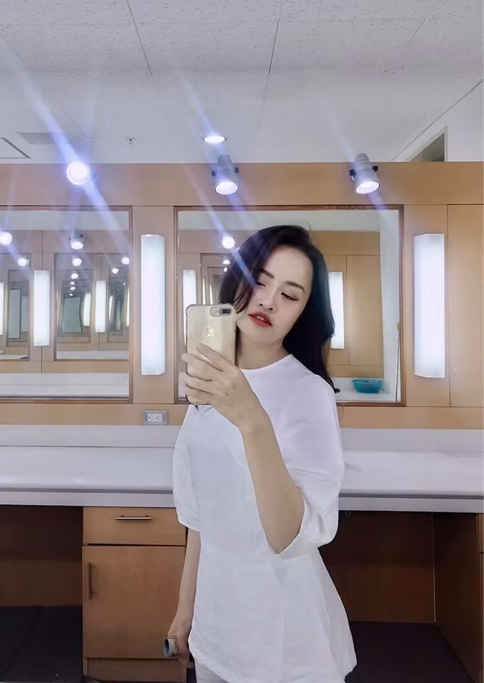 Cụ thể, nickname M.T để lại bình luận: "Khách mời là người sao lại ví với "động vật" được. Như vậy là thiếu tôn trọng con người. Dù biết đó chỉ là 1 câu ví von cho sự đặc biệt nhưng là chương trình phát sóng cho hàng trăm triệu người dân Việt Nam mà lại là Đài truyền hình Quốc gia nữa thì sự cố này lại càng không được phép xảy ra".