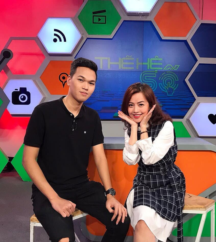 Trên Facebook của mình, Minh Hằng thường xuyên đăng ảnh tác nghiệp, chụp cùng những sao lớn. Bạn bè nhận xét Minh Hằng là một cô gái năng động, xinh đẹp, thành công và nhiệt huyết với nghề. Cô cũng đã lập gia đình và có 2 con xinh xắn.