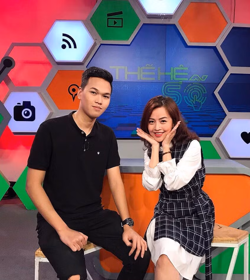 Trên Facebook của mình, Minh Hằng thường xuyên đăng ảnh tác nghiệp, chụp cùng những sao lớn. Bạn bè nhận xét Minh Hằng là một cô gái năng động, xinh đẹp, thành công và nhiệt huyết với nghề. Cô cũng đã lập gia đình và có 2 con xinh xắn.