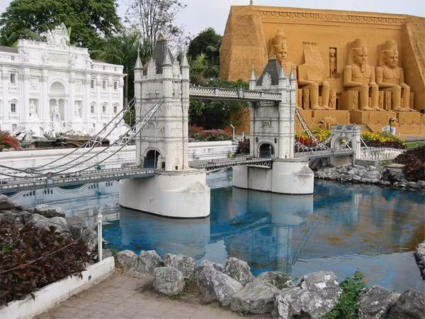 Mini Siam là nơi chứa đựng những công trình kiến trúc cổ xưa, các di sản văn hóa của thế giới nhỏ xuống với tỉ lệ 1:25. Đây cũng chính là điều đặc biệt hút khách khiến ai cũng muốn đến Mini Siam để được chiêm ngưỡng hàng loạt những tuyệt tác trên thế giới ngay trên cùng một địa điểm.