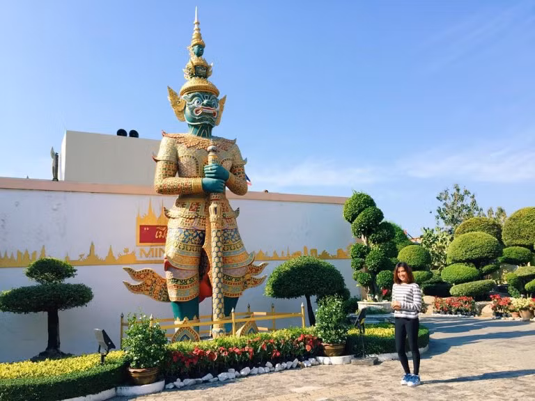 Đến với công viên Mini Siam, du khách có thể mất cả buổi chiều để tham quan, chiêm ngưỡng và pose dáng liên tục ở khắp tất cả các tuyệt tác trên toàn thế giới. Ảnh: Puttinka.