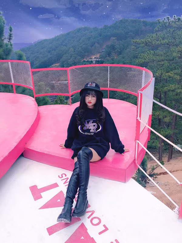 Cây cầu trái tim được tạo thành hình trái tim đôi với màu hồng nổi bật, lại được thiết kế cặp đôi thể hiện sự gắn kết trong tình cảm.