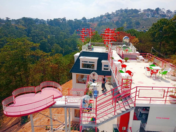 Được biết, cây cầu trái tim này thuộc khu tổ hợp vui chơi tại Đà Lạt, được xây dựng trên ngọn đồi cao với khung cảnh có thể nhìn ra thung lũng tuyệt đẹp.