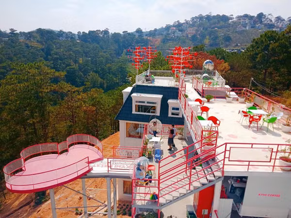 Được biết, cây cầu trái tim này thuộc khu tổ hợp vui chơi tại Đà Lạt, được xây dựng trên ngọn đồi cao với khung cảnh có thể nhìn ra thung lũng tuyệt đẹp.