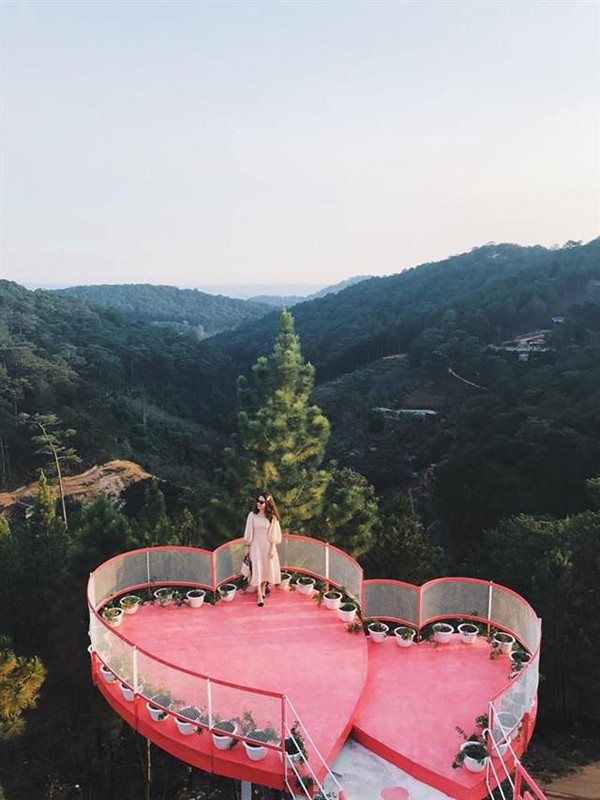 Tuy nhiên, những câu chuyện về các cặp đôi thường chia tay nhau sau khi đi du lịch Đà Lạt về cũng khiến không ít bạn trẻ ngần ngại khi đến đây vì sợ "đi hai về một".