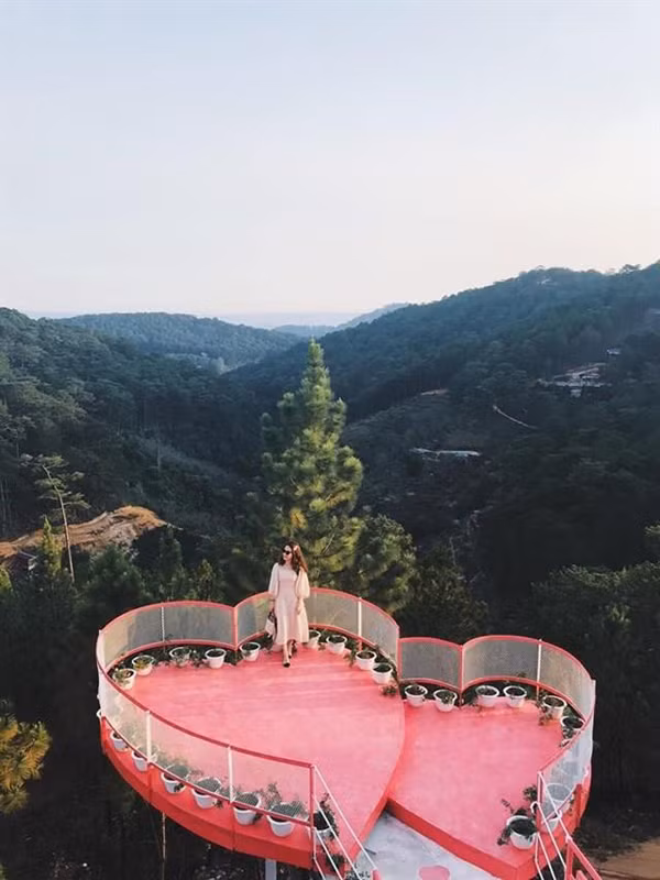 Tuy nhiên, những câu chuyện về các cặp đôi thường chia tay nhau sau khi đi du lịch Đà Lạt về cũng khiến không ít bạn trẻ ngần ngại khi đến đây vì sợ "đi hai về một".