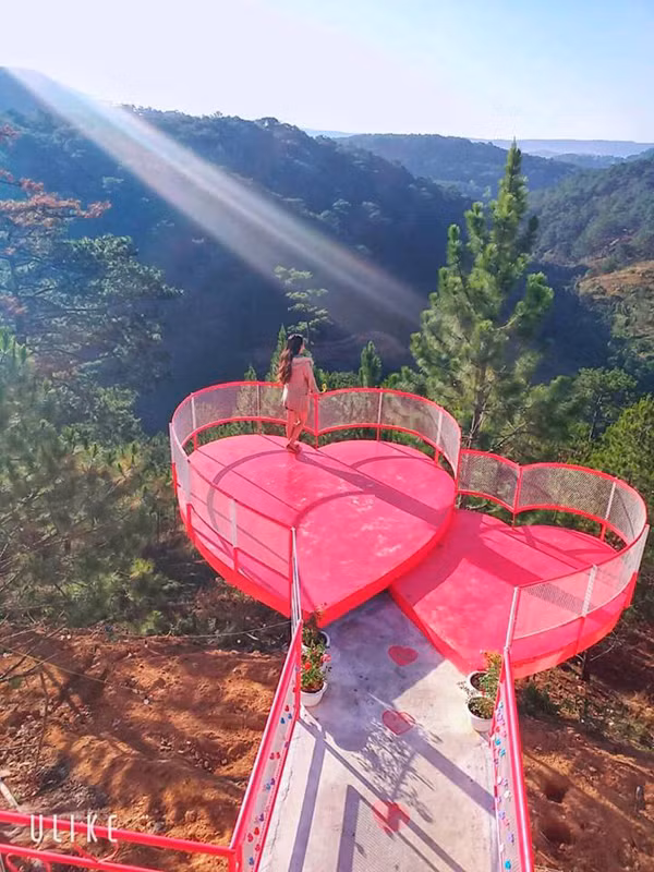 Thế nhưng, mọi nỗi sợ hay ám ảnh về lời nguyền chia tay khi đến thăm Đà Lạt dường như đã tan biến khi mới đây, một câu cầu đôi hình trái tim mới xuất hiện đã khiến những tín đồ mê xê dịch đến với thành phố sương mù đứng ngồi không yên.