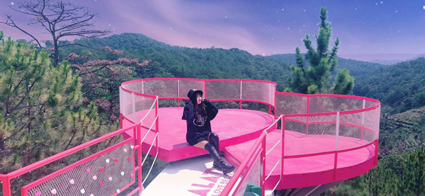 Tại cây cầu trái tim đôi này, các cặp đôi cũng có thể mua những chiếc khóa rồi treo lên thành cầu nhằm bày tỏ sự chung thủy, bên nhau lâu dài.