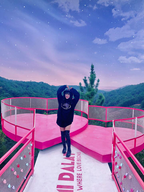 Không chỉ giúp các bạn trẻ có những bức hình sống ảo lung linh nhất giữa khung cảnh thiên nhiên Đà Lạt mà còn mang ý nghĩa phá bỏ lời nguyền chia tay.