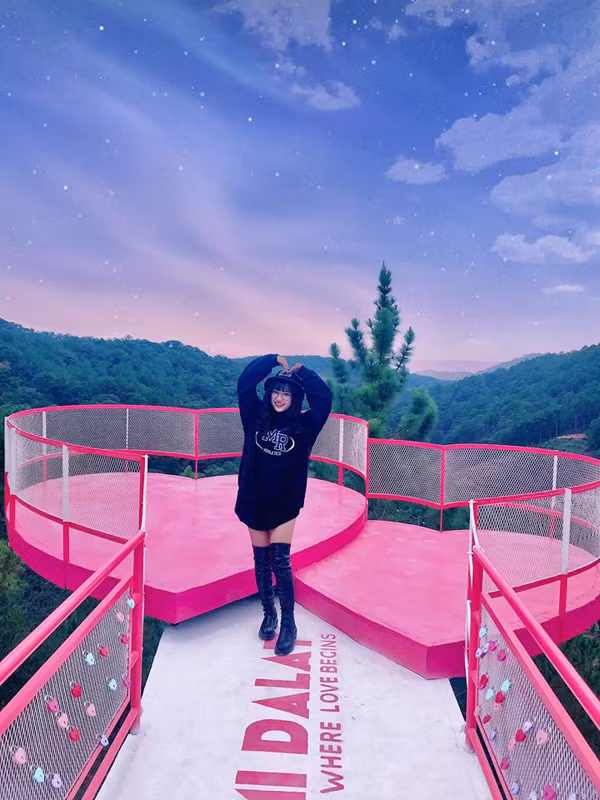 Không chỉ giúp các bạn trẻ có những bức hình sống ảo lung linh nhất giữa khung cảnh thiên nhiên Đà Lạt mà còn mang ý nghĩa phá bỏ lời nguyền chia tay.