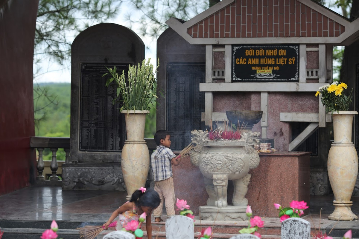 Những ngày này, tại các nghĩa trang Liệt sỹ tấp nập những dòng người tri ân, dâng hương.