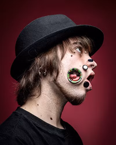 Kinh hai voi chang trai duc 11 lo tren khuon mat-Hinh-2