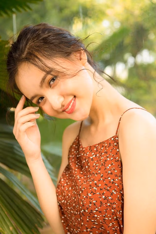 Việc được nhắc tới khi sở hữu nhan sắc giống hệt "quốc bảo mỹ nhân" Phillippines - Marian Rivera của Mai Tây bắt đầu khi cô cho đăng tải bức ảnh hậu trường của buổi chụp ảnh thẻ của lớp 12D3 nơi mà nữ sinh 10X này đang học, kèm theo đó là câu chuyện bị chụp ảnh thẻ mà chưa có sự chuẩn bị trước.