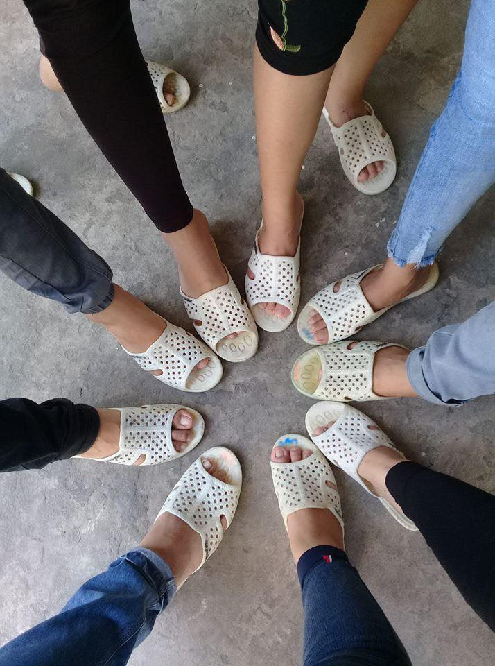 Ai trong chúng ta cũng có cho mình một nhóm bạn thân đi đâu cũng có nhau và xuất hiện nơi đông người thì để nổi bật, họ đặt quần áo giống nhau và đó gọi là áo đồng phục. Tuy nhiên, thời đại áo đồng phục đã qua rồi và giờ là thời của dép đồng phục.