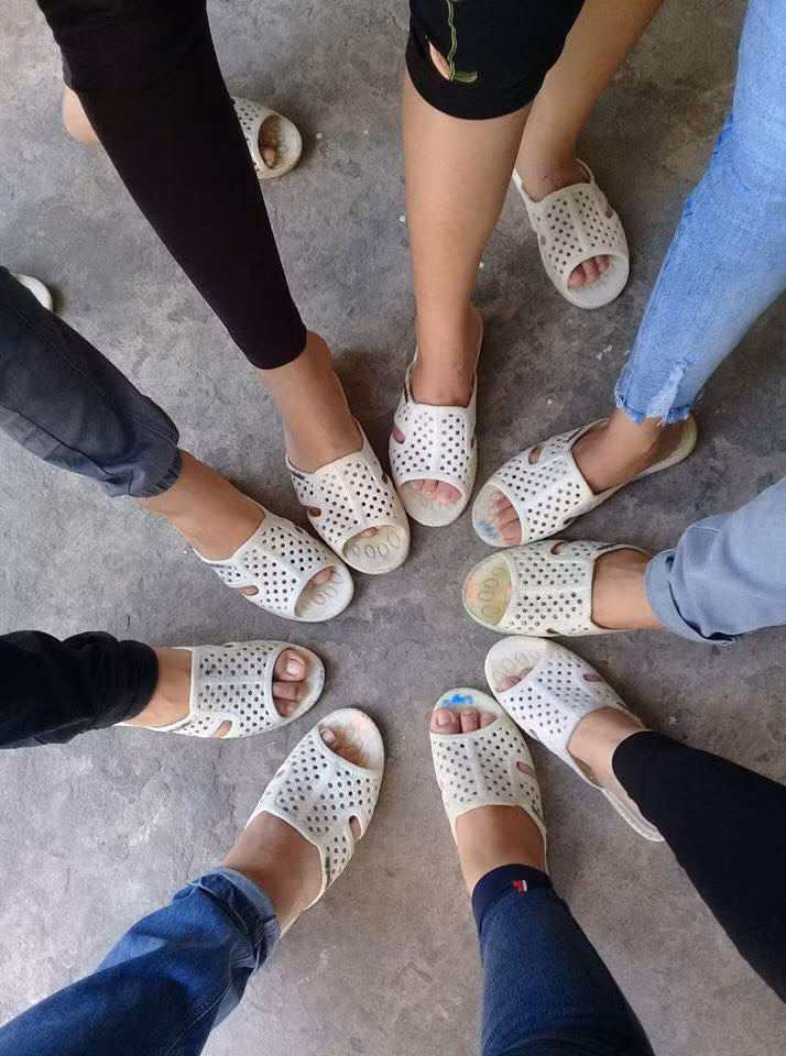 Ai trong chúng ta cũng có cho mình một nhóm bạn thân đi đâu cũng có nhau và xuất hiện nơi đông người thì để nổi bật, họ đặt quần áo giống nhau và đó gọi là áo đồng phục. Tuy nhiên, thời đại áo đồng phục đã qua rồi và giờ là thời của dép đồng phục.