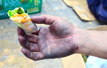 Cũng theo chia sẻ của một số báo, đến chiều ngày 23/3, các chiến sỹ thuộc đội PCCC quận 8 vẫn đang tích cực chia nhau, người vào chung cư rà soát, người ở bên ngoài bơm nước liên tục, có đội lại túc trực ở tầng hầm để tiếp tục xử lý và kiểm soát những tàn dư còn lại của đám cháy. Những tiếng hô hào, báo cáo vang lên liên tục và hối hả. Ảnh: Anninhthudo