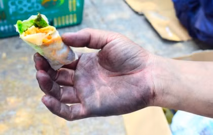 Cũng theo chia sẻ của một số báo, đến chiều ngày 23/3, các chiến sỹ thuộc đội PCCC quận 8 vẫn đang tích cực chia nhau, người vào chung cư rà soát, người ở bên ngoài bơm nước liên tục, có đội lại túc trực ở tầng hầm để tiếp tục xử lý và kiểm soát những tàn dư còn lại của đám cháy. Những tiếng hô hào, báo cáo vang lên liên tục và hối hả. Ảnh: Anninhthudo