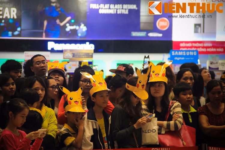 Chiều ngày 22/11, giới trẻ Hà thành quy tụ về trung tâm thương mại AEON Mall Long Biên để đón chào Lễ diễu hành hoành tráng của binh đoàn Pikachu đến từ Nhật Bản.