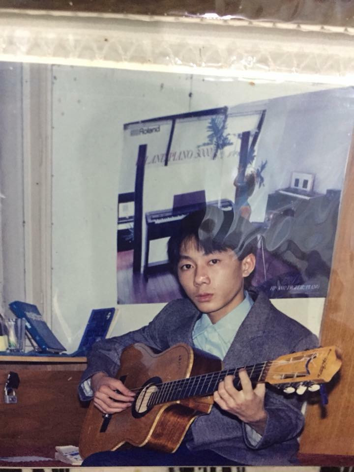 Mới đây, sau khi lục tủ, tìm lại được những bức ảnh của bố mình của những năm 90 thế kỷ trước, nickname Vân Chi đã chụp lại và đăng tải lên MXH. Cô bạn này đã khoe vẻ điển trai, phong độ của bố mình và đặc biệt thân hình 6 múi khi còn trai trẻ.