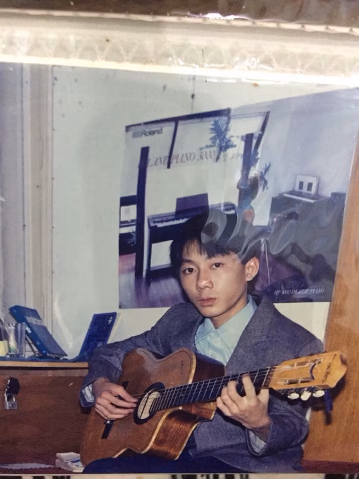 Mới đây, sau khi lục tủ, tìm lại được những bức ảnh của bố mình của những năm 90 thế kỷ trước, nickname Vân Chi đã chụp lại và đăng tải lên MXH. Cô bạn này đã khoe vẻ điển trai, phong độ của bố mình và đặc biệt thân hình 6 múi khi còn trai trẻ.