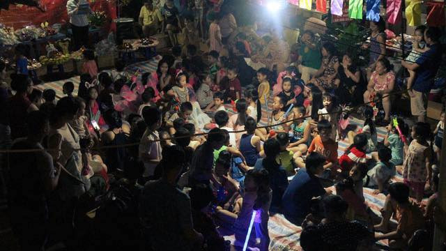 Nói đến khái niệm phá cỗ trung thu ngày nay dường như còn rất ít nơi giữ được. Nếu có giữ được thì chúng cũng không còn đủ hương, đủ sắc và đủ dư vị của những mùa trung thu hoài niệm với vài chiếc bánh nướng, bánh dẻo, chó bưởi, hoa quả hay đơn giản hơn là nồi chè để tất cả xóm có thể quây quần tại sân chung để rôm rả nói chuyện và ngắm trăng rằm.