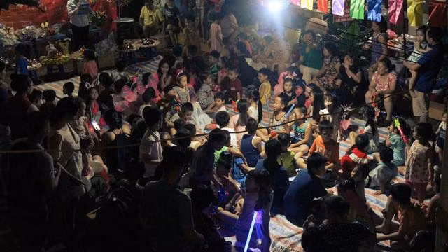 Nói đến khái niệm phá cỗ trung thu ngày nay dường như còn rất ít nơi giữ được. Nếu có giữ được thì chúng cũng không còn đủ hương, đủ sắc và đủ dư vị của những mùa trung thu hoài niệm với vài chiếc bánh nướng, bánh dẻo, chó bưởi, hoa quả hay đơn giản hơn là nồi chè để tất cả xóm có thể quây quần tại sân chung để rôm rả nói chuyện và ngắm trăng rằm.